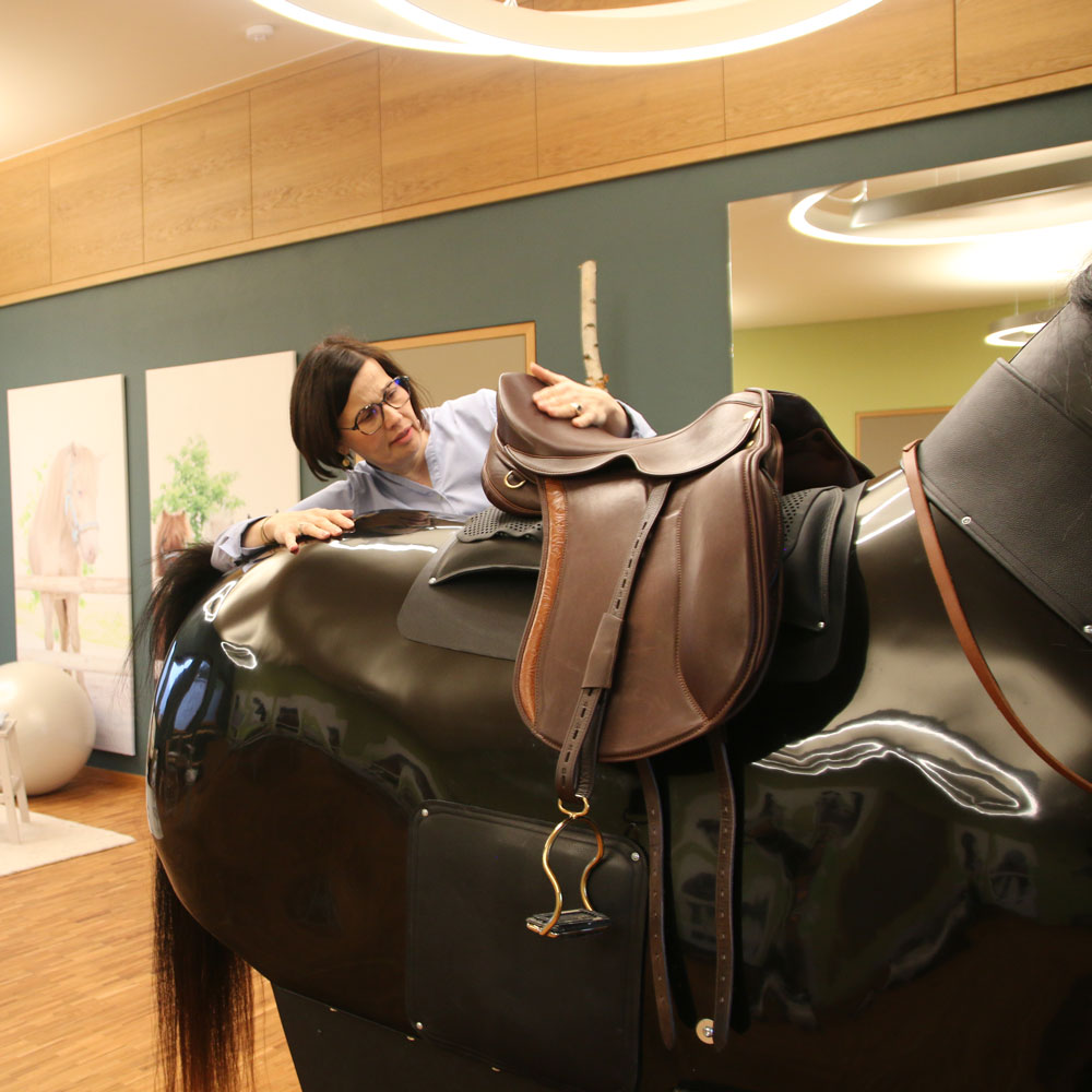 Probereiten auf einem Reitsimulator in Bayern beim Sattelkauf